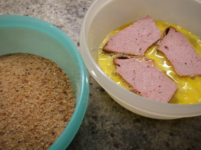 Fleisch: Panierter Leberkäs mit Kartoffel-Eisberg-Salat - Rezept - Bild Nr. 3