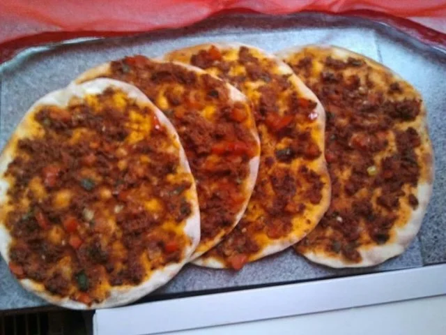 Lahmacun ( Ergeben 15-20 Stück) - Rezept