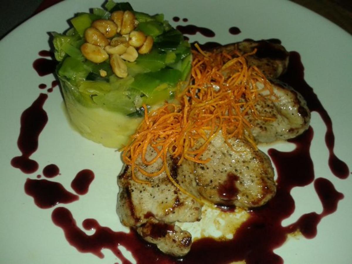 Schweinemedaillons mit Rotwein-Holunder Sauce an Kartoffel-Sellerie ...