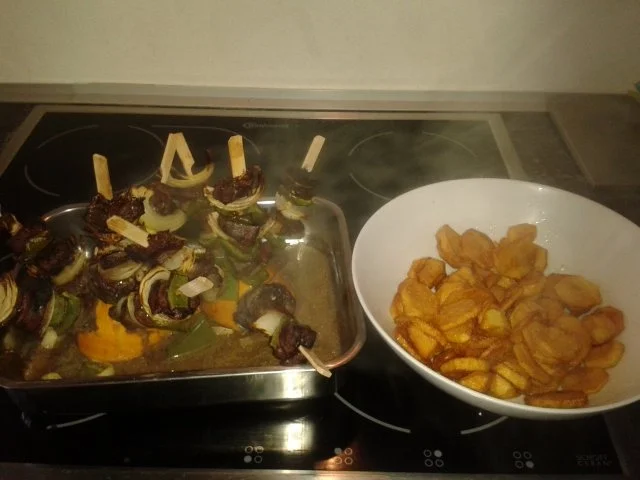 Hirschfilet-Spießchen mit Kartoffelchips - Rezept