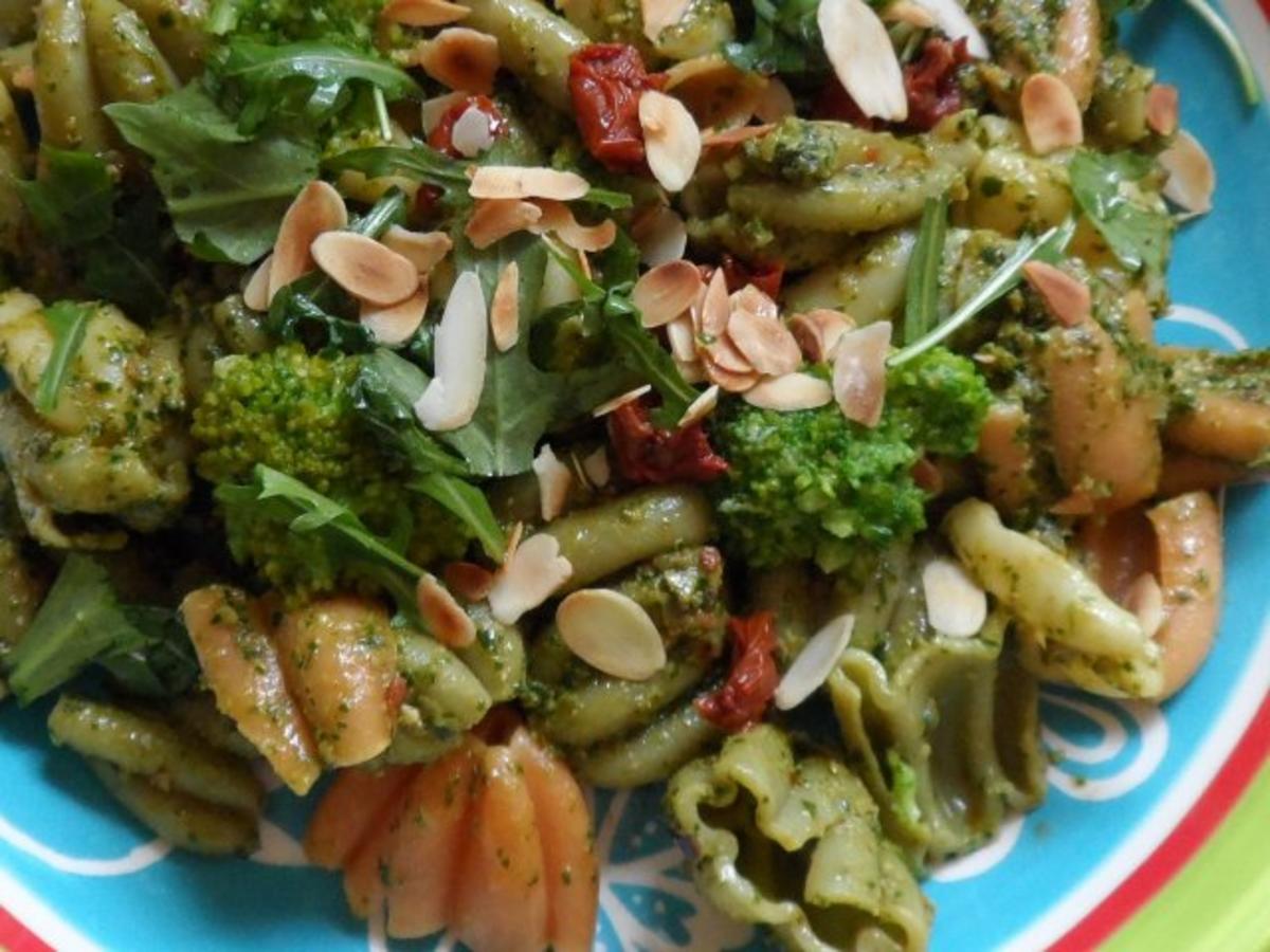 Bilder für Pasta: Calice mit Rucola-Pesto und Broccoli - Rezept