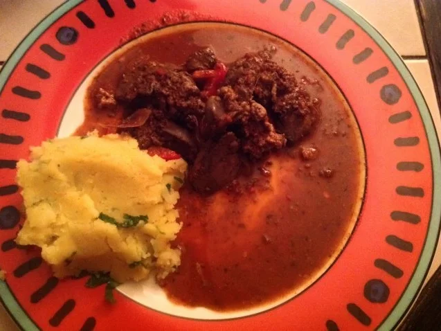 Geschmorte Hühnerleber mit Kartoffelpüree - Rezept