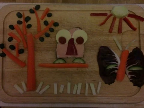 Rezept: Kinder Broteule auf Möhrenbaum neben Schmetterling unter Sonne Kinder Broteule auf Möhrenbaum neben Schmetterling unter Sonne - Rezept