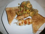 Avocado-Mango-Salsa mit Garnelen und Hühnerbrustspießen - Rezept