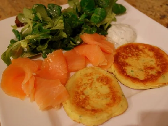 Rezept: Fingerfood: Kartoffel-Räucherlachs-Taler Fingerfood: Kartoffel-Räucherlachs-Taler - Rezept