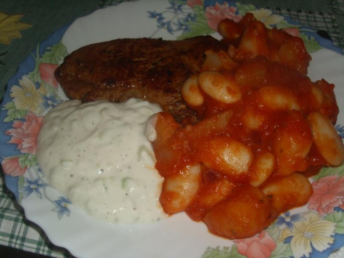 Bilder für Scharfe Koteletts mit weissen Riesen Bohnen und Kartoffeln in Tomatensoße - Rezept