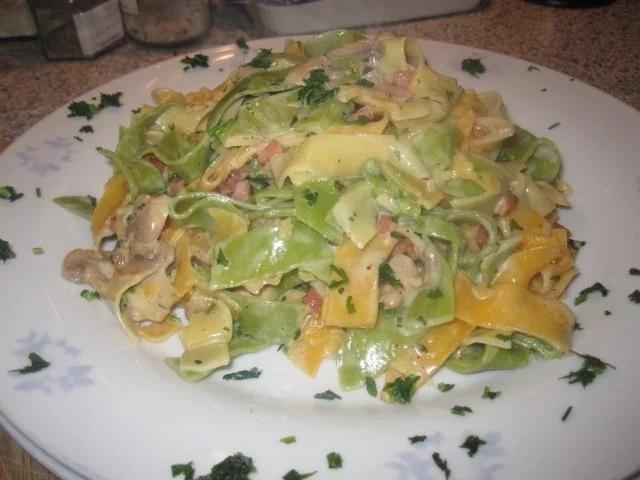 BUNTE NUDELN mit Speck und Champignons - Rezept