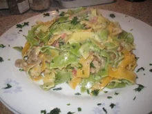 BUNTE NUDELN mit Speck und Champignons - Rezept