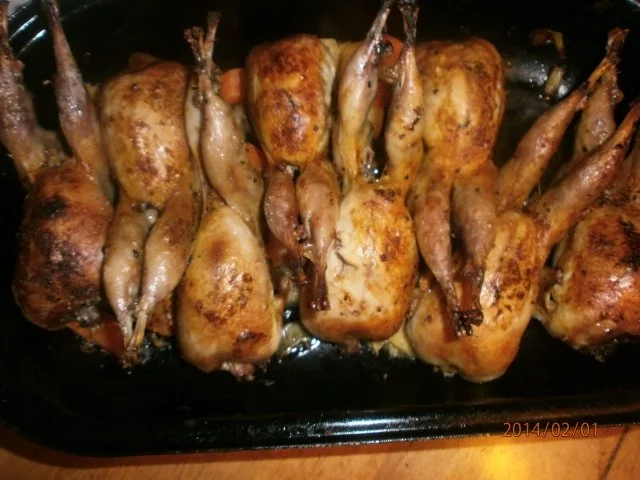 Sanft gebettete Wachteln mit leichter Soße und ..... - Rezept