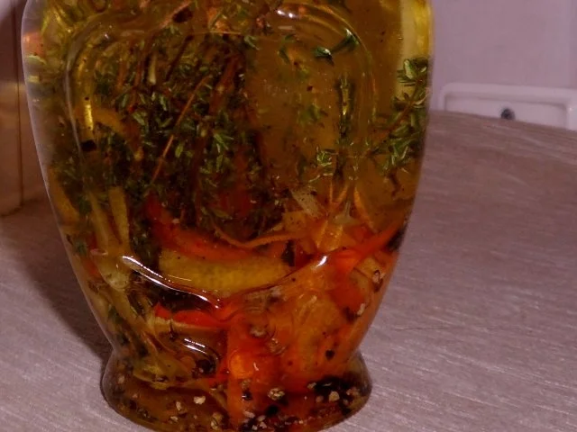 Rezept: Öl: Zitronen-Orangen-Öl mit Thymian Öl: Zitronen-Orangen-Öl mit Thymian - Rezept