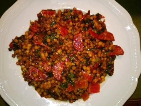 Fregola Sarda tostada mit Mangold, Speck, Salcicca und getrockneten Tomaten - Rezept