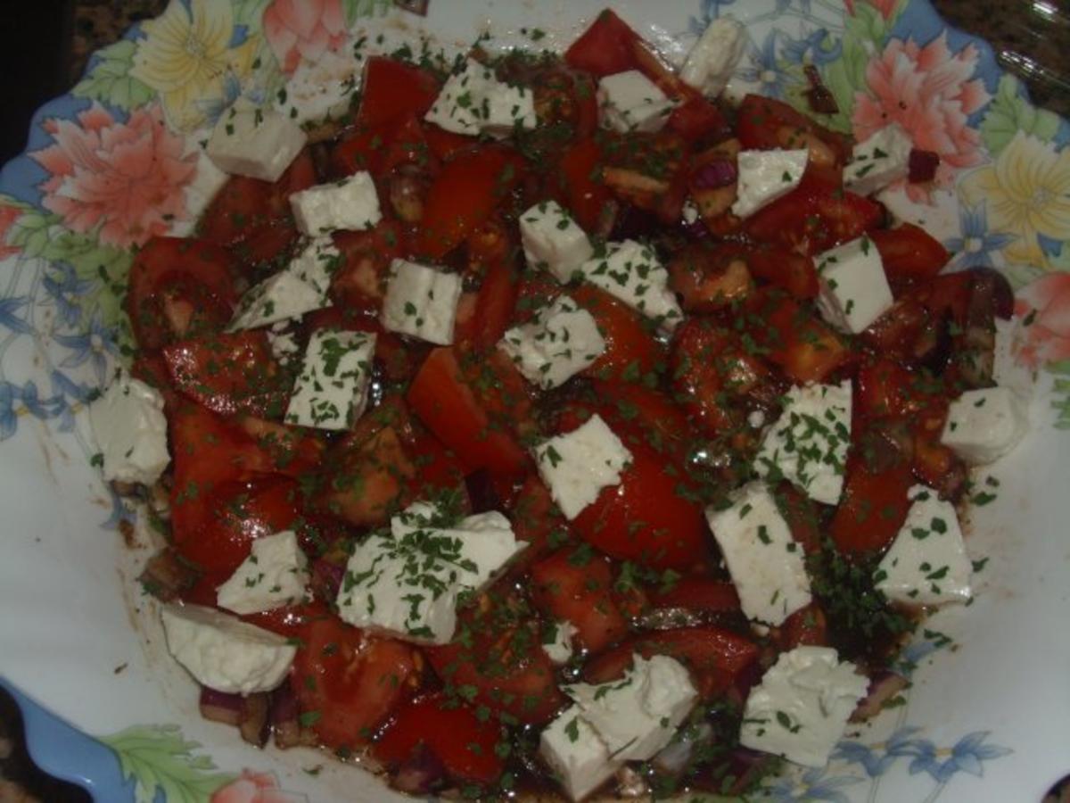 Tomatensalat mit roten Zwiebeln und Ziegenkäse - Rezept