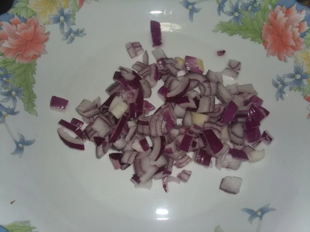 Tomatensalat mit roten Zwiebeln und Ziegenkäse - Rezept - Bild Nr. 2