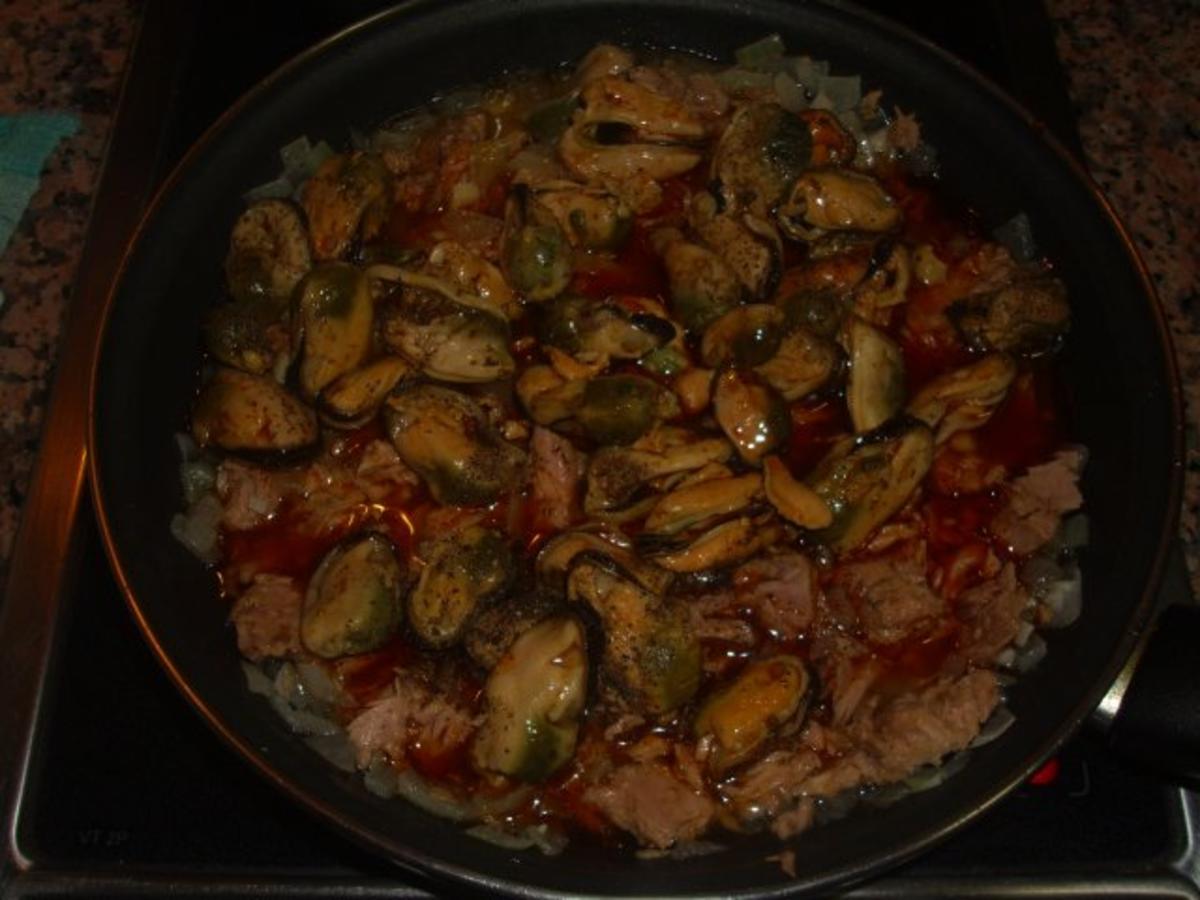 Bilder für Pasta mit Thunfisch und Muscheln in Tomatensosse - Rezept