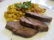 Cordero moruno asado - Geschmorte Lammkeule nach Maurenart auf Karee-Kartoffeln - Rezept