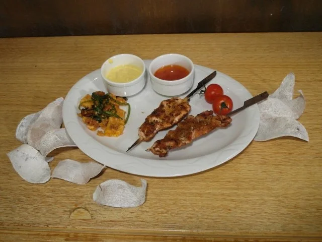 Rezept: Saté-Spieße mit zweierlei Soßen Saté-Spieße mit zweierlei Soßen - Rezept