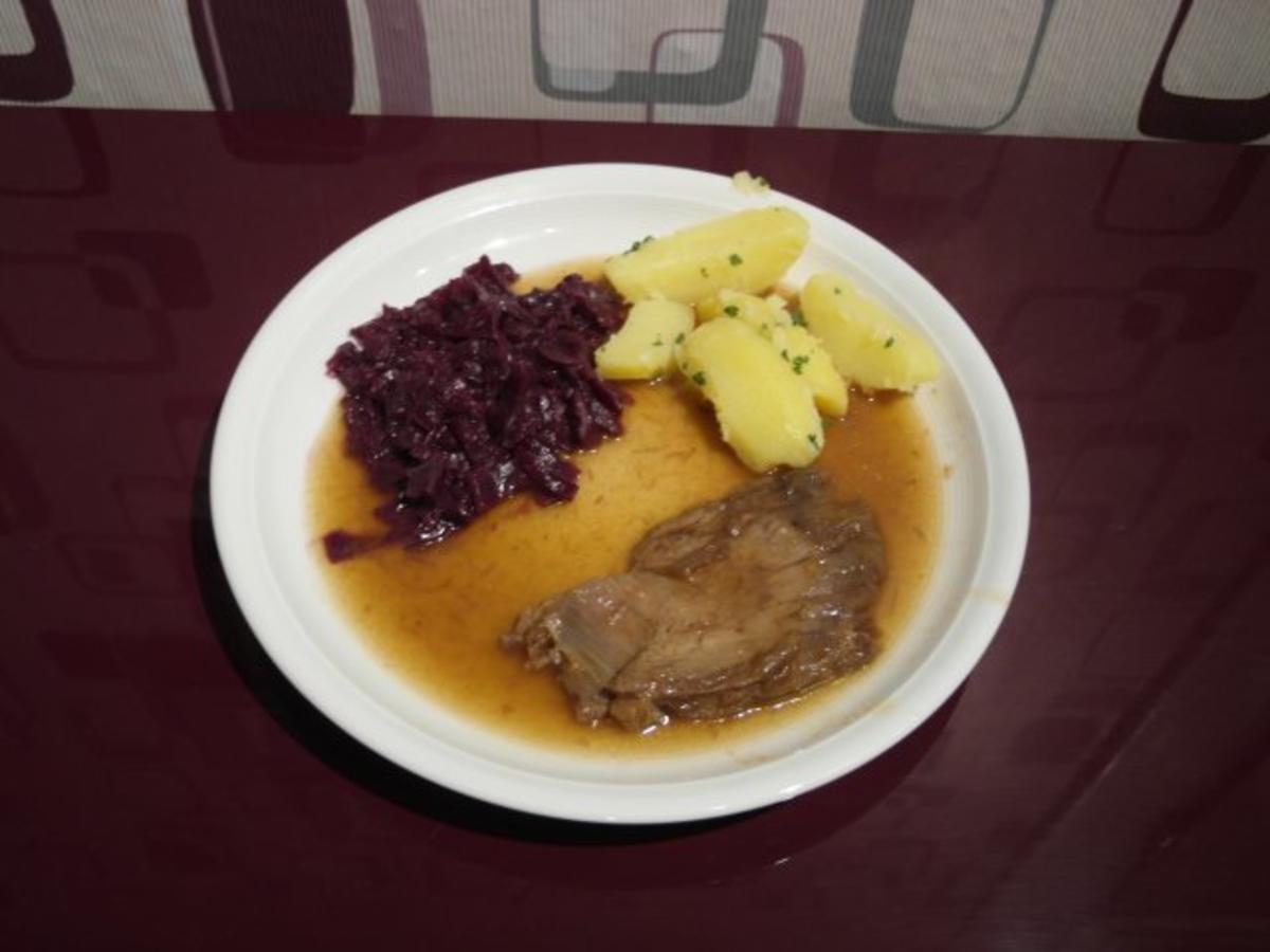 Selbst eingelegter Sauerbraten vom Rind mit Petersilienkartoffeln und Rotkohl - Rezept