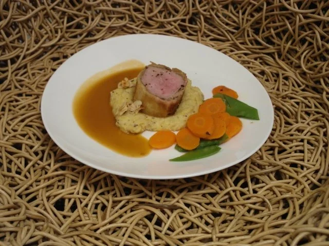 Rezept: Kalbsfilet im Brotmantel auf Haselnusspolenta dazu Möhrchen Kalbsfilet im Brotmantel auf Haselnusspolenta dazu Möhrchen - Rezept