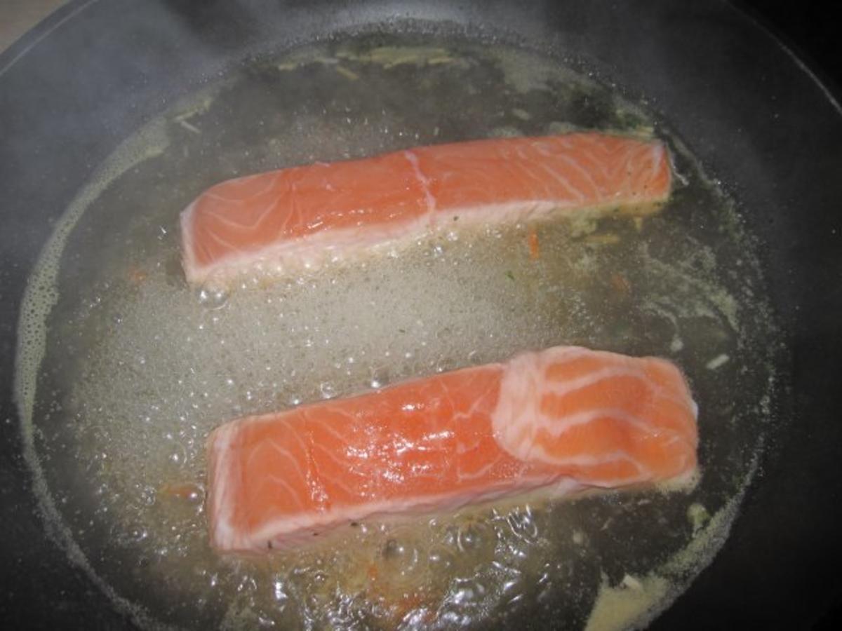 Lachs auf Fenchel Lauch Gemüse - einfach - 84 kcal/100g Lachs auf Fenchel Lauch Gemüse - einfach - 84 kcal/100g