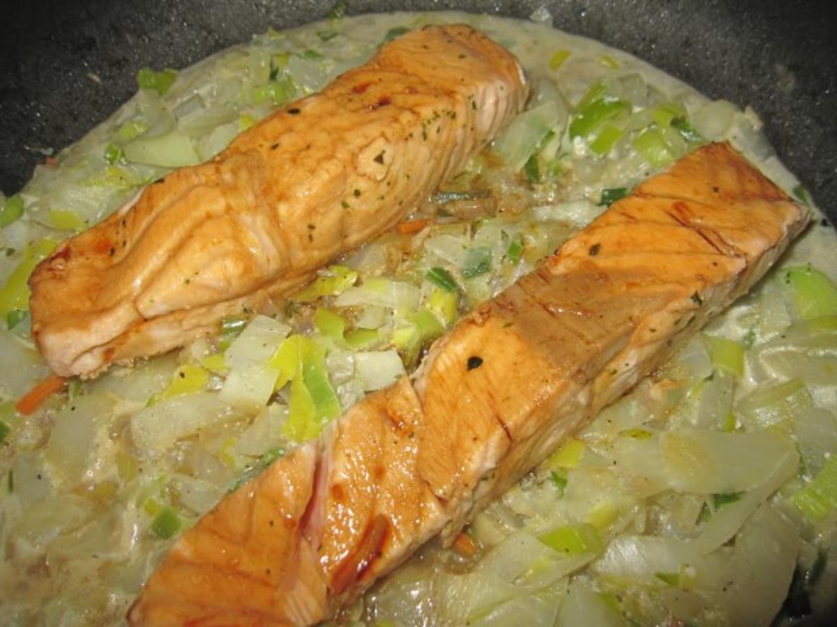 Lachs auf Fenchel Lauch Gemüse - einfach - 84 kcal/100g
