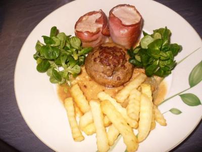 Schweinefilet-Medaillons im Schinkenmantel, gefüllte Champignons und Pommes frites - Rezept