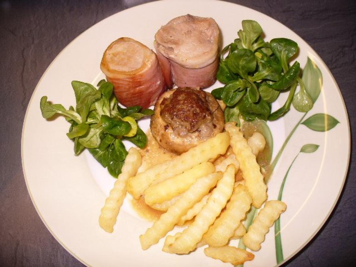Schweinefilet-Medaillons im Schinkenmantel, gefüllte Champignons und ...