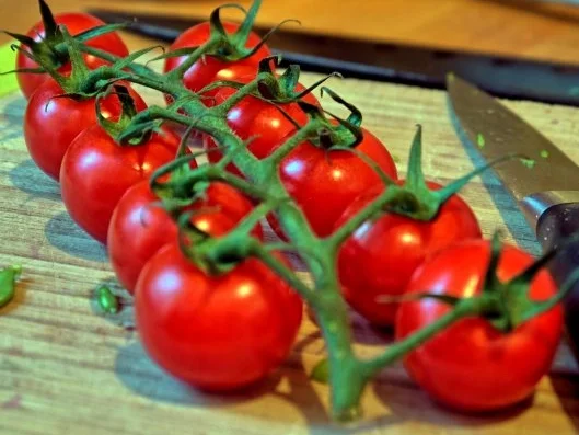 Knusperhuhn mit Tomaten-Erdnusssauce an Vollkorn-Jasmin-Reis - Rezept - Bild Nr. 3