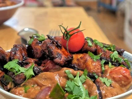 Knusperhuhn mit Tomaten-Erdnusssauce an Vollkorn-Jasmin-Reis - Rezept - Bild Nr. 17