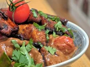 Knusperhuhn mit Tomaten-Erdnusssauce an Vollkorn-Jasmin-Reis - Rezept