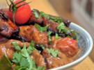 Knusperhuhn mit Tomaten-Erdnusssauce an Vollkorn-Jasmin-Reis - Rezept
