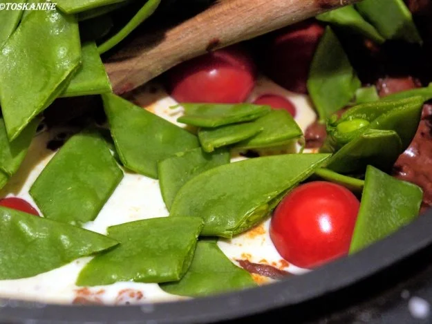 Knusperhuhn mit Tomaten-Erdnusssauce an Vollkorn-Jasmin-Reis - Rezept - Bild Nr. 13