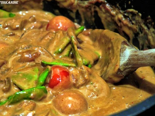 Knusperhuhn mit Tomaten-Erdnusssauce an Vollkorn-Jasmin-Reis - Rezept - Bild Nr. 14