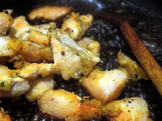 Knusperhuhn mit Tomaten-Erdnusssauce an Vollkorn-Jasmin-Reis - Rezept - Bild Nr. 15