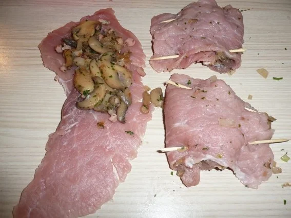 Schnitzelpäckchen gefüllt mit Champignons und Zwiebeln - Rezept - Bild Nr. 2