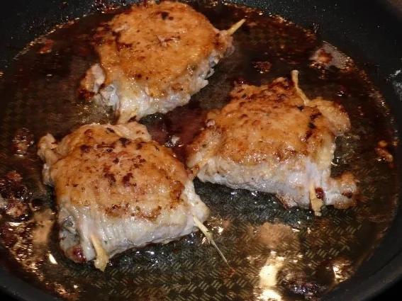 Schnitzelpäckchen gefüllt mit Champignons und Zwiebeln - Rezept - Bild Nr. 3