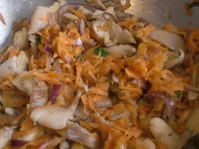 Austernpilze mit Möhren - Rezept