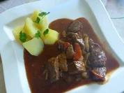 Rezept: Mariniertes Rindergulasch Mariniertes Rindergulasch - Rezept