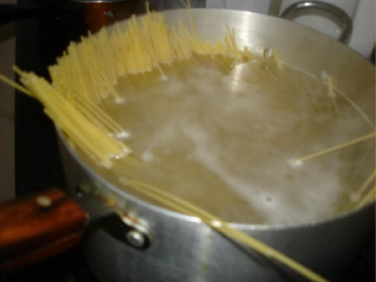 Spaghetti Bolognese mit Möhrenblüten - Rezept - Bild Nr. 3