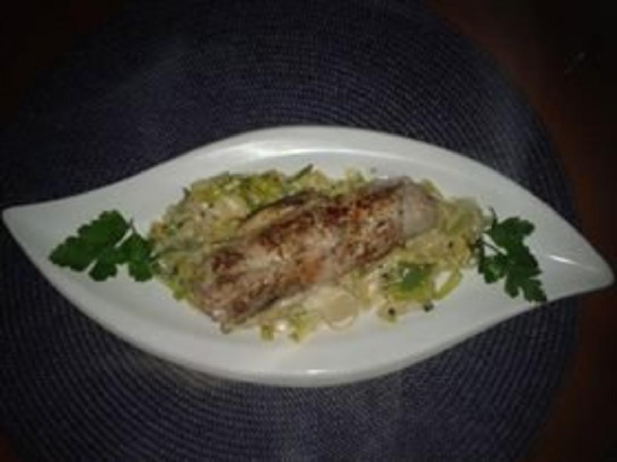 Bratwurst-Roulade mit Lauchgemüse - Rezept - kochbar.de
