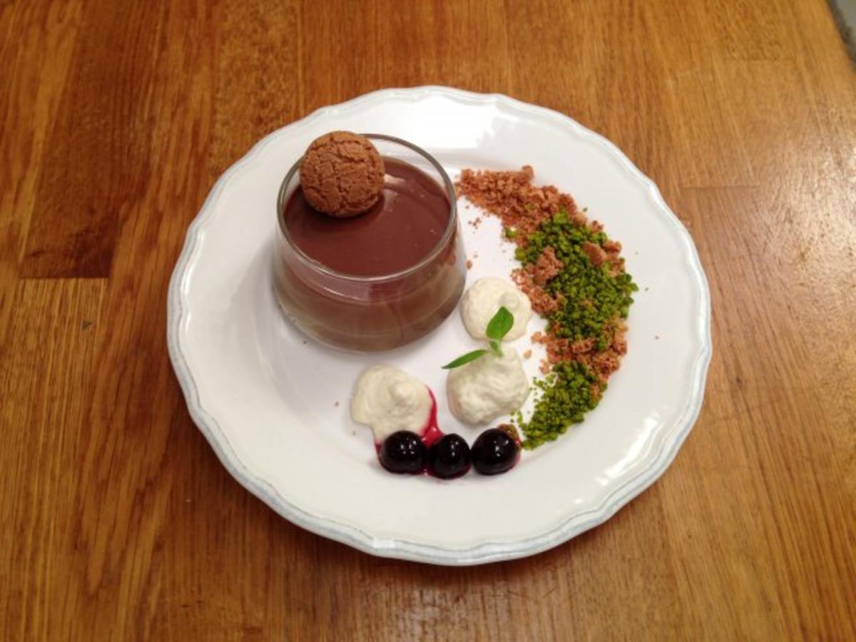 Bilder für Nougat Panacotta mit Amertini-Crumble und Mandelschaum - Rezept