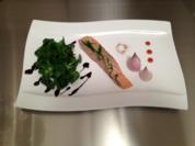 Warm gebeizter Estragonlachs an Feldsalat mit Ofenzwiebeln - Rezept