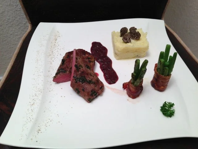 Gekräuterte Lammlachse mit getrüffeltem Kartoffel-Pastinaken-Püree und Speckböhnchen - Rezept