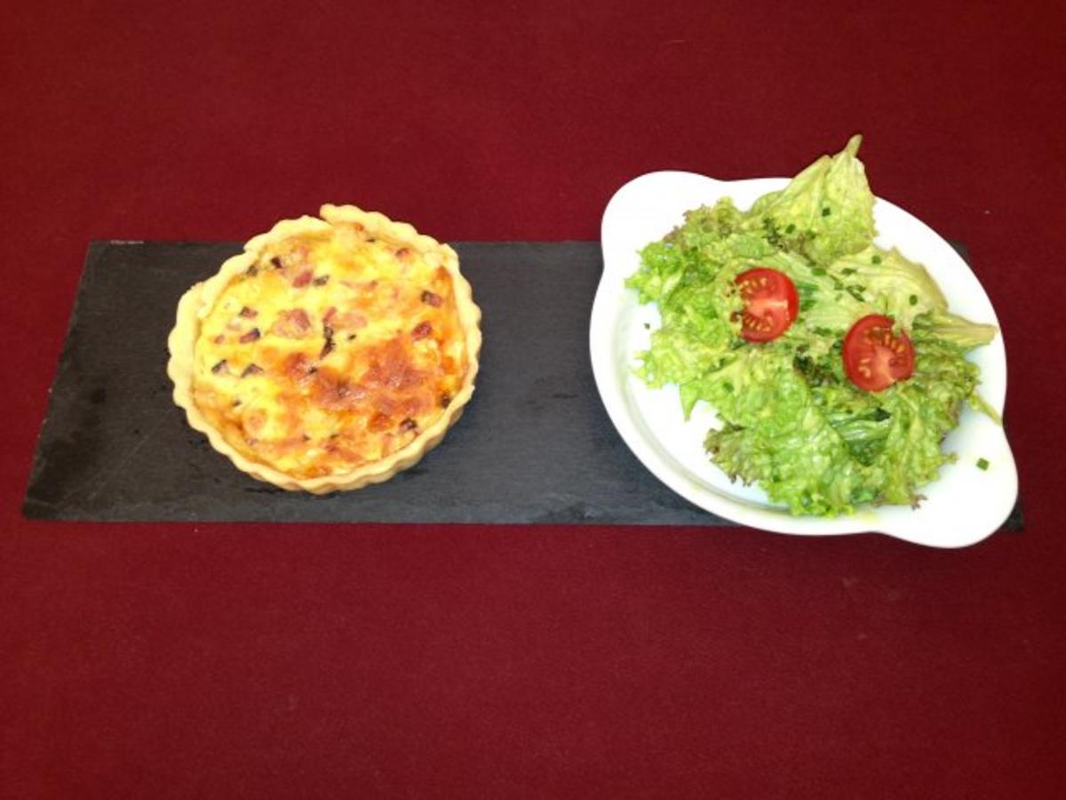 Bilder für Mini-Quiche Lorraine mit Salat an Honig-Senf-Vinaigrette - Rezept