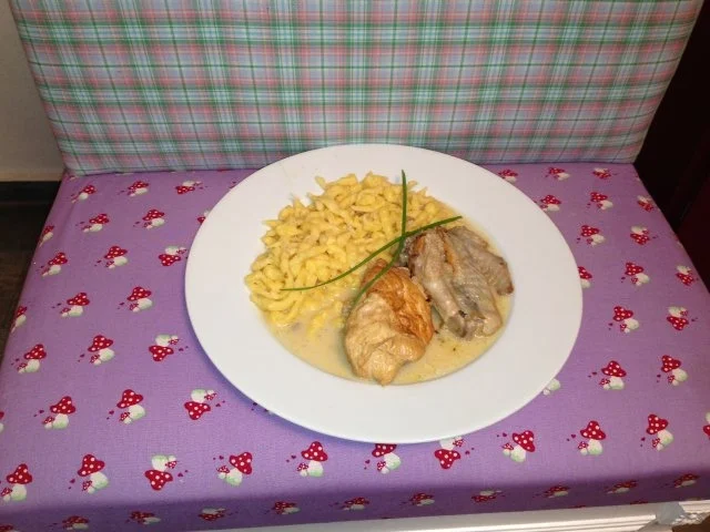 Rezept: Hahn in Riesling mit selbstgemachten Spätzlen Hahn in Riesling mit selbstgemachten Spätzlen - Rezept