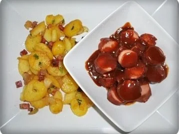 Würzige Bratkartoffeln nach Art des Hauses mit Currywürstchen - Rezept - Bild Nr. 2