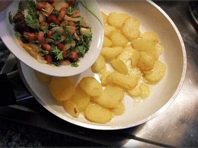 Würzige Bratkartoffeln nach Art des Hauses mit Currywürstchen - Rezept - Bild Nr. 14