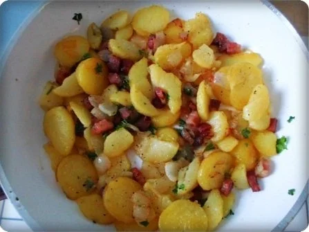 Würzige Bratkartoffeln nach Art des Hauses mit Currywürstchen - Rezept - Bild Nr. 16