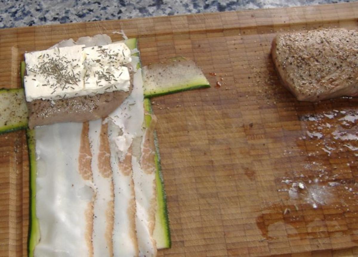Lammrückenfilet mit Schafskäse im Zucchinimantel auf Kartoffel-Pilz-Salat mit Paprikaschau - Rezept - Bild Nr. 2