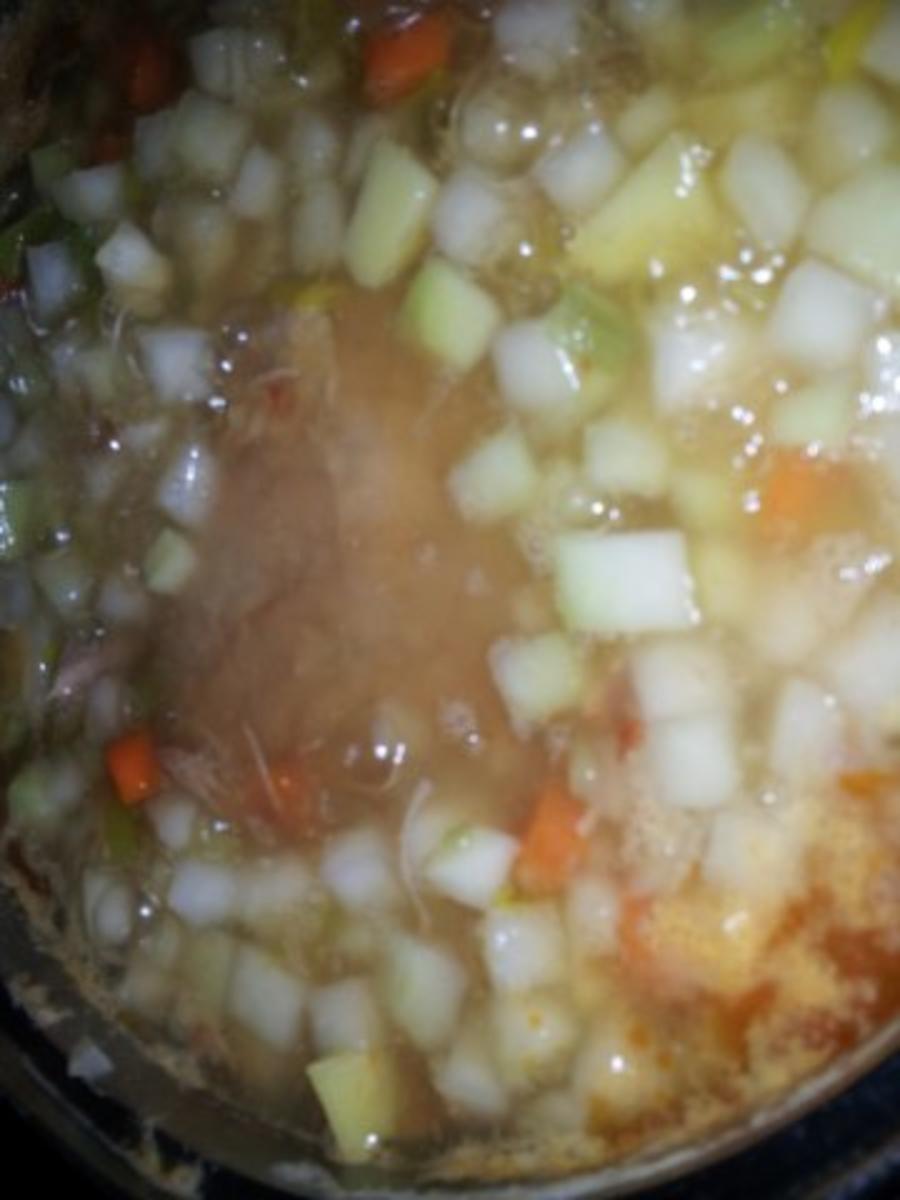 Suppen und Eintöpfe: Kohlrabieeintopf mit Putenfleisch und Geflügelbockwurst,- Wiener - Rezept - Bild Nr. 3
