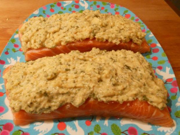 Lachs mit Senf-Meerrettich-Kruste auf pikantem Rahmwirsing - Rezept ...